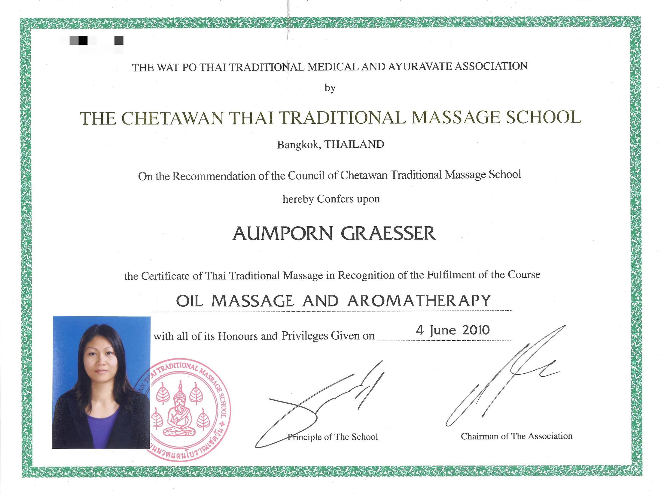 Urkunde der Chetawan Thai Traditional Massage School in Bangkok für Aumporn Graesser über Ölmassage und Aromatherapie, ausgestellt am 4. Juni 2010