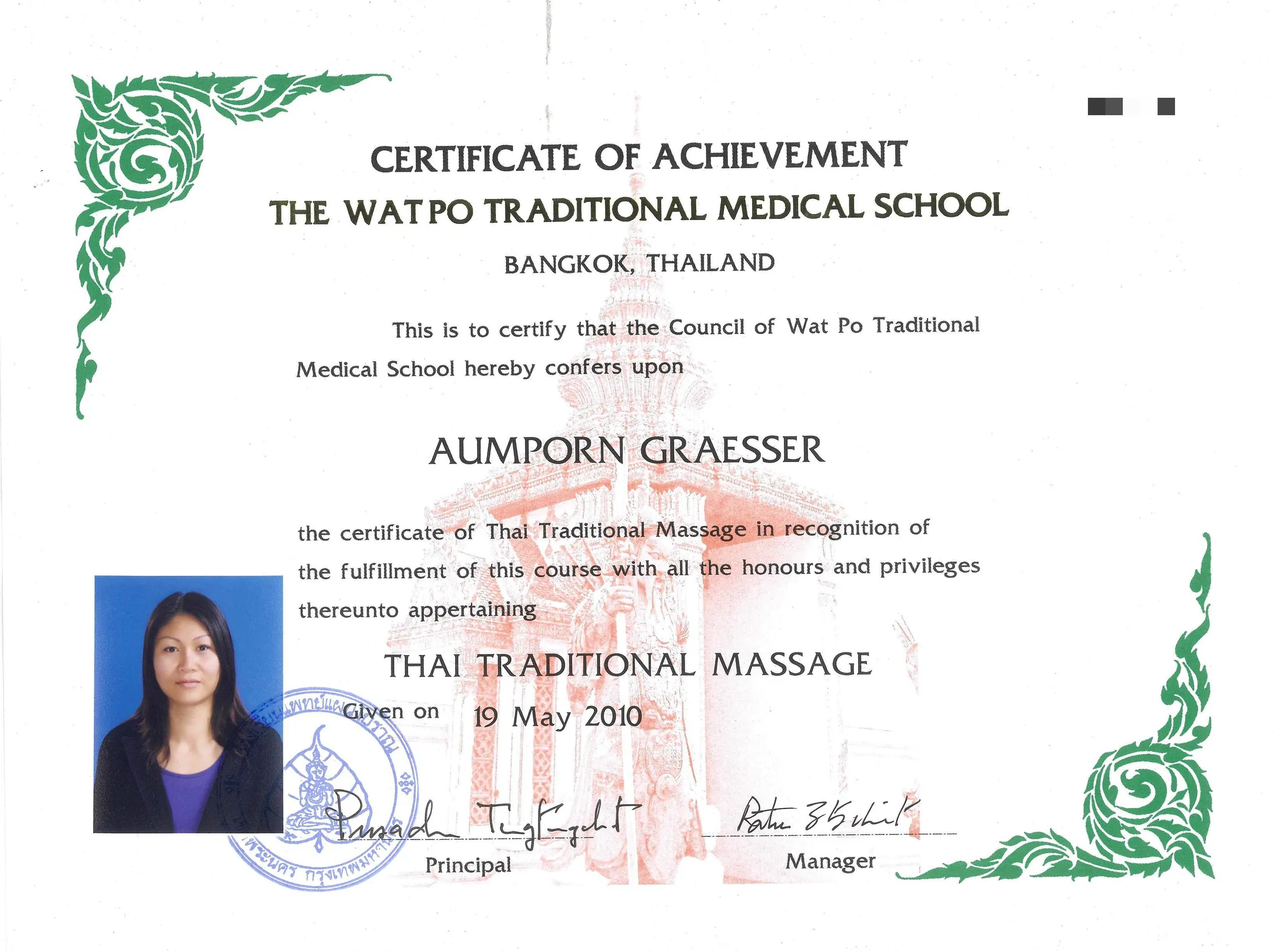 Urkunde der Wat Po Traditional Medical School in Bangkok für Aumporn Graesser über traditionelle Thaimassage, ausgestellt am 19. Mai 2010